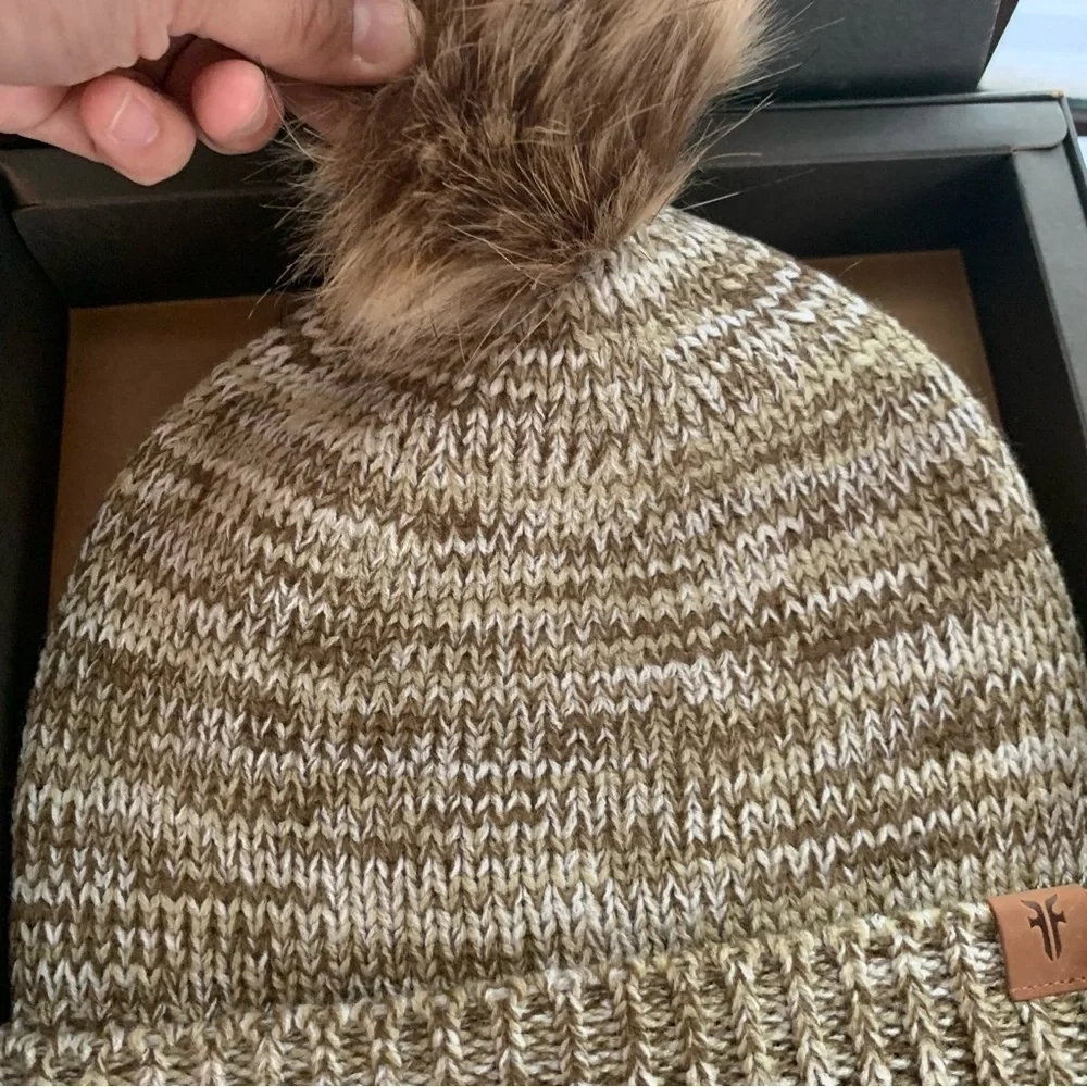 FRYE | NWT Gift Set Brown Marled Knit Beanie & Brown Leather Card Case Carrier